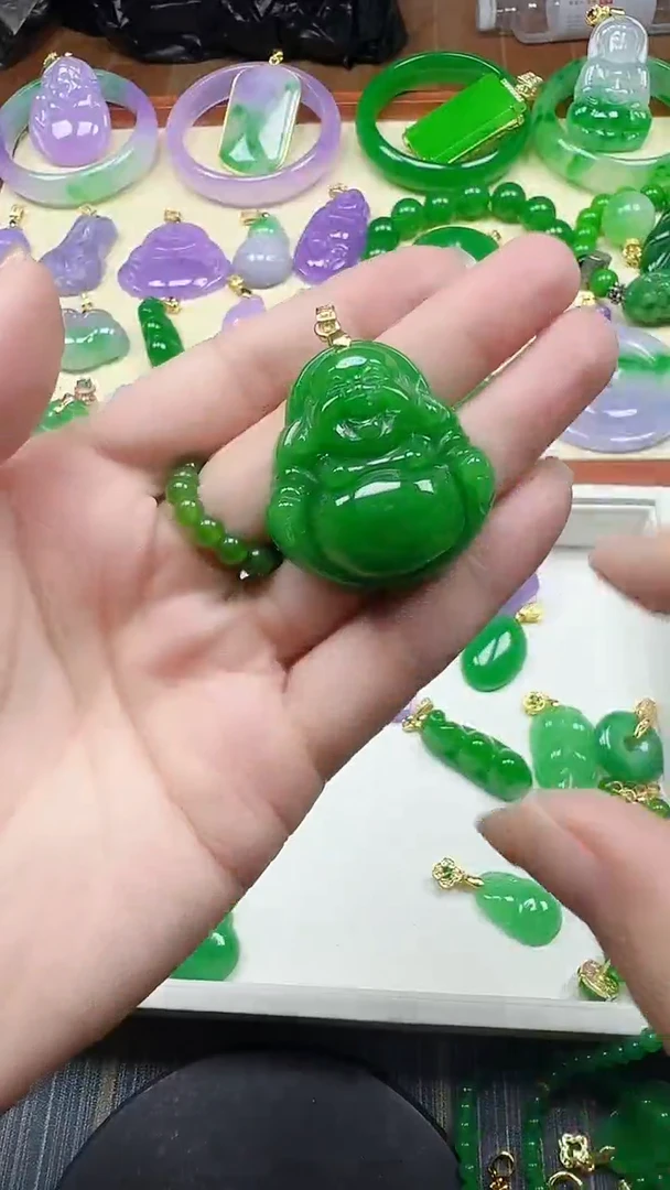 颈饰未镶嵌翡翠绿大佛