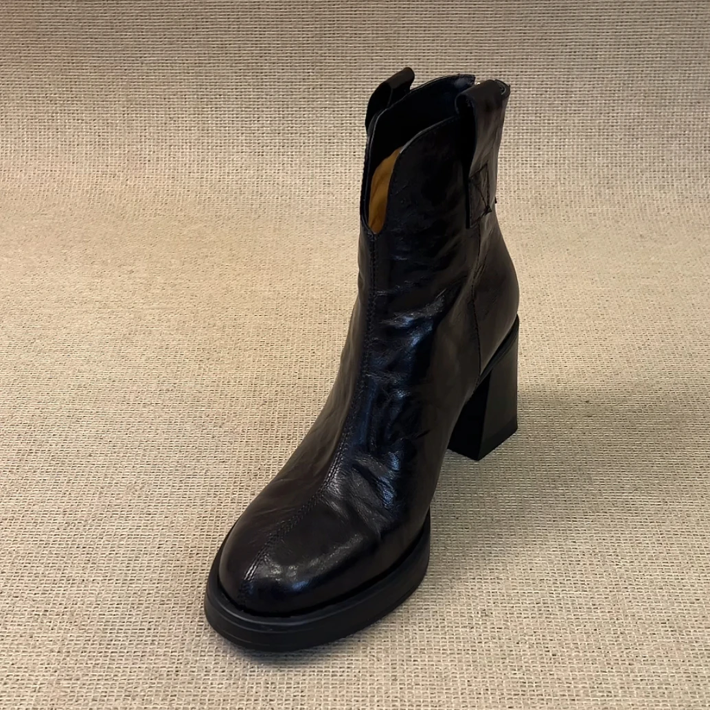 RubyL/8cm小个子复古通勤舒适百搭V口后拉链圆头粗高跟短靴女款