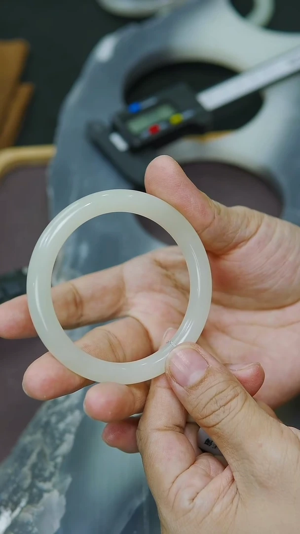 未镶嵌手镯和田玉56圈口 青白底圆条手镯