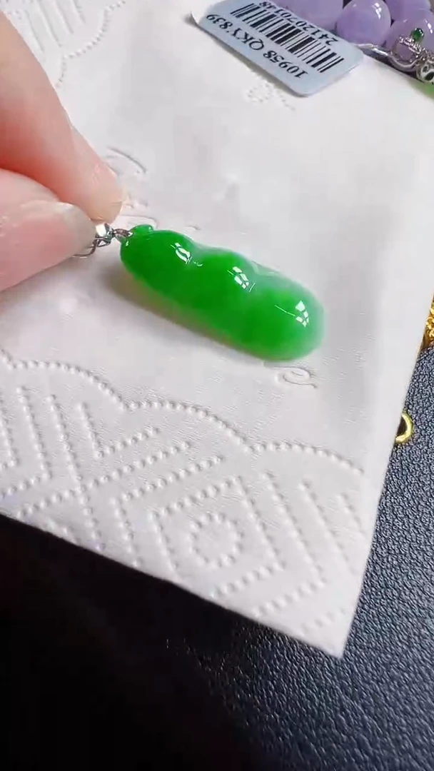 颈饰18K金镶嵌翡翠豆