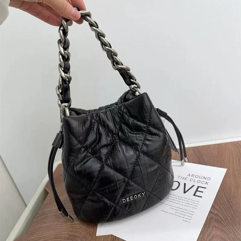 2025秋冬新款感轻奢粗链条手提包小众菱格斜挎包单肩水桶包A284