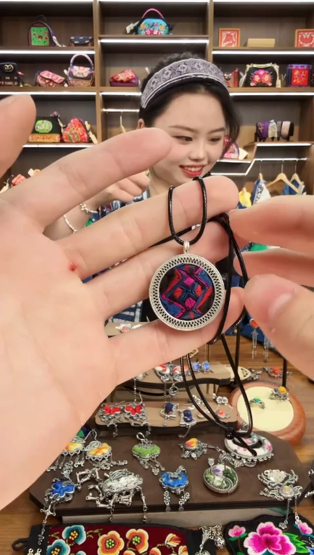 【闪购商品】织绣2蒙阿苏苗绣传承