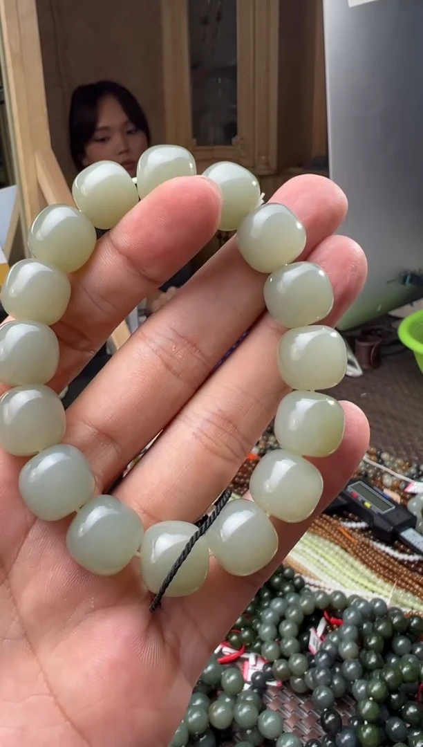 手串未镶嵌和田玉且末料青白玉老型珠手串卡13*14