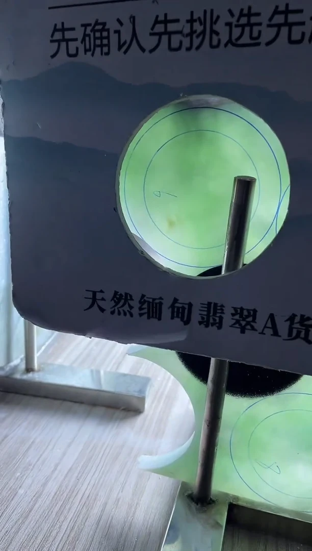 未镶嵌翡翠手镯定制翡翠江*翡翠手镯带镯心