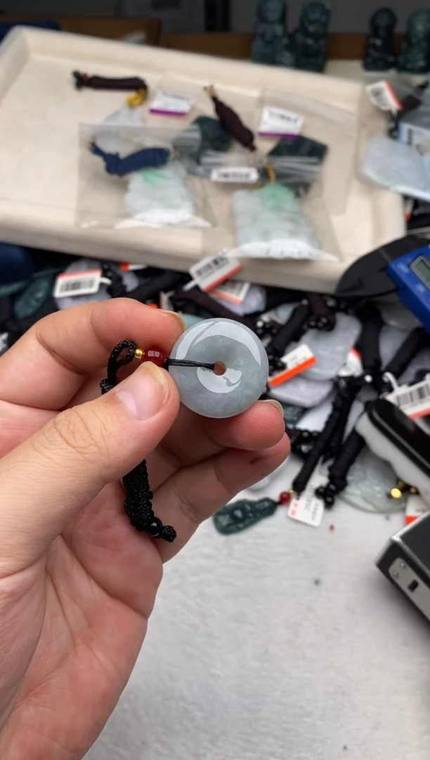 翡翠未镶嵌颈饰多样性发其一