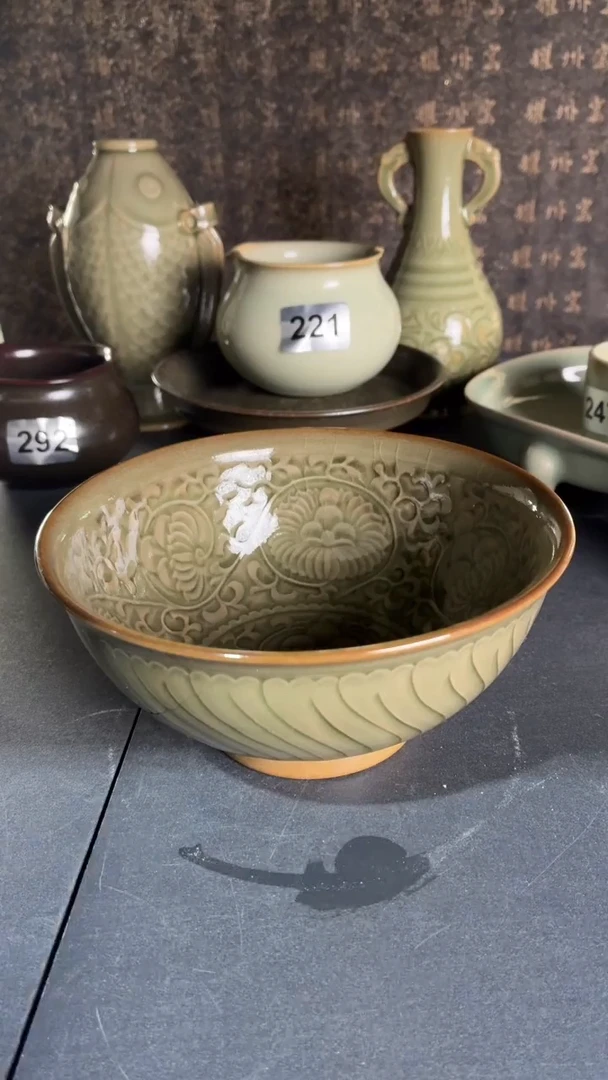 耀州窑仰山团菊碗微瑕黑开片