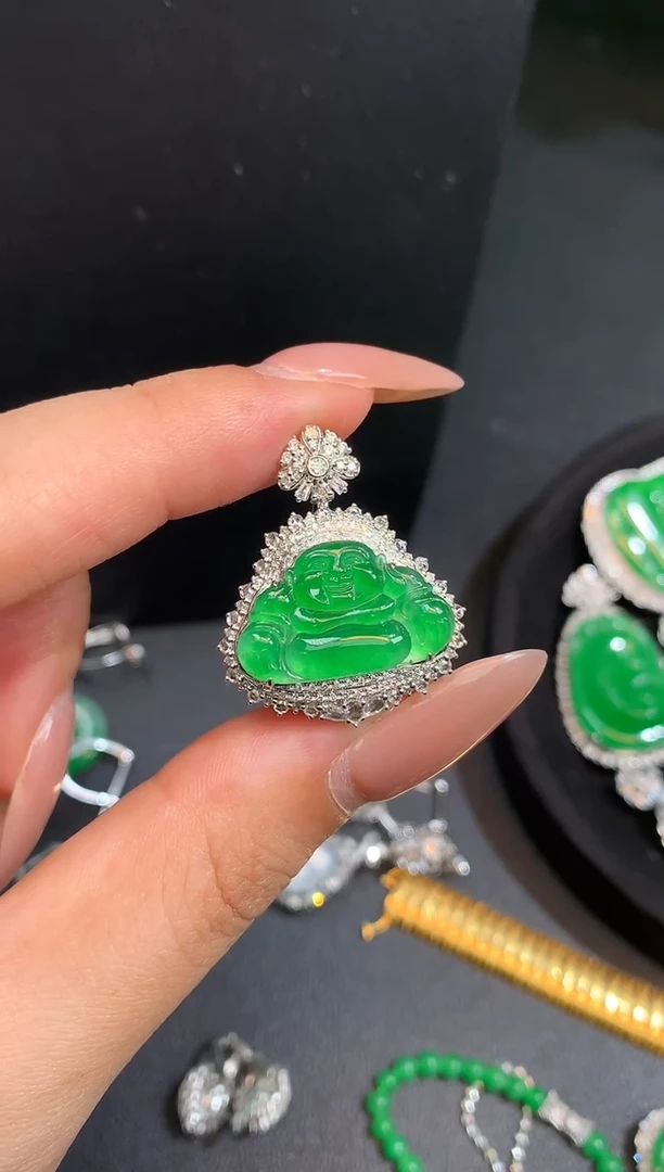 颈饰18K金镶嵌翡翠佛