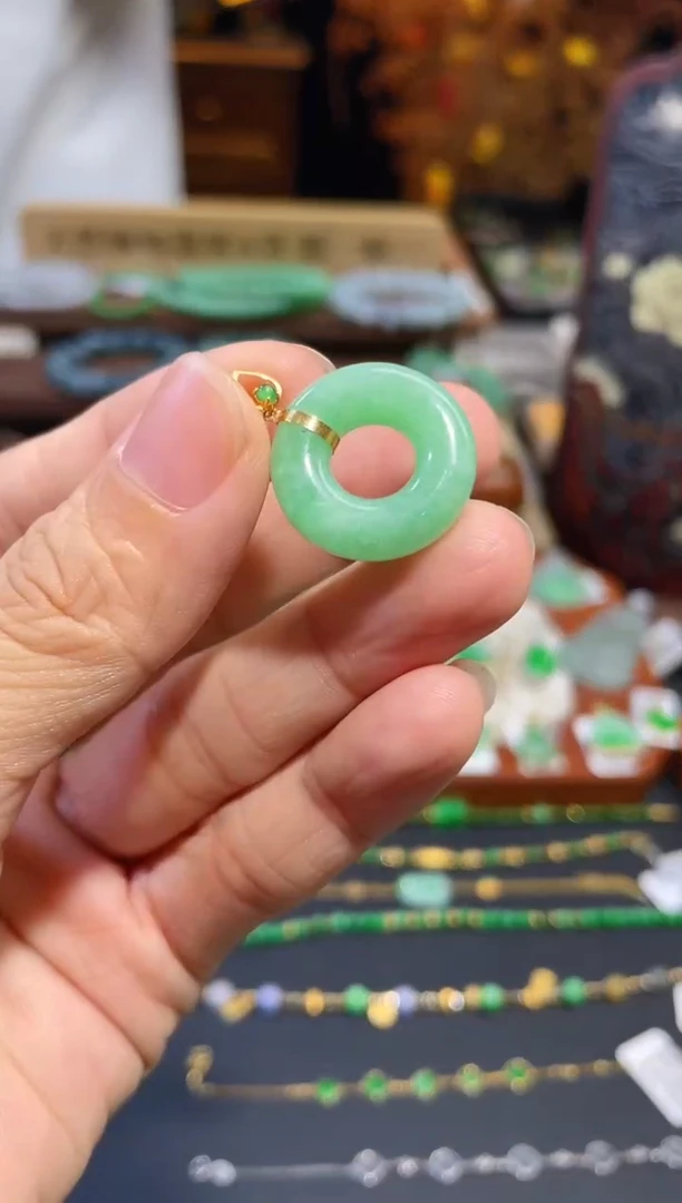 颈饰18K金镶嵌翡翠甜甜圈