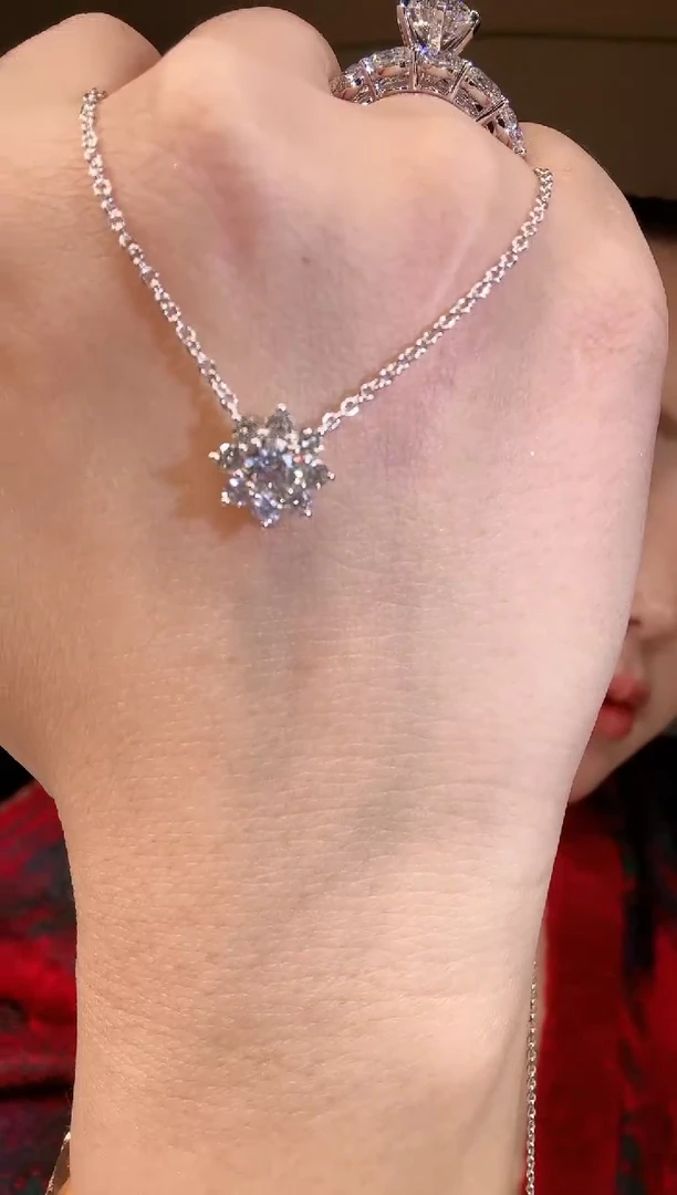 【闪购商品】钻石项链18K金镶嵌30分太阳花项链