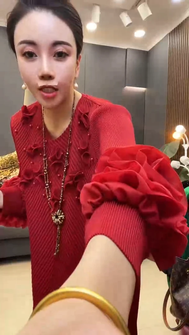 聚酯纤维（涤纶）红色 钉珠裙