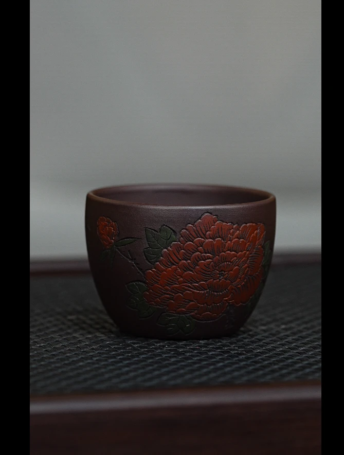 宜兴原矿紫茄刻绘牡丹紫砂手工主人杯容量100CC