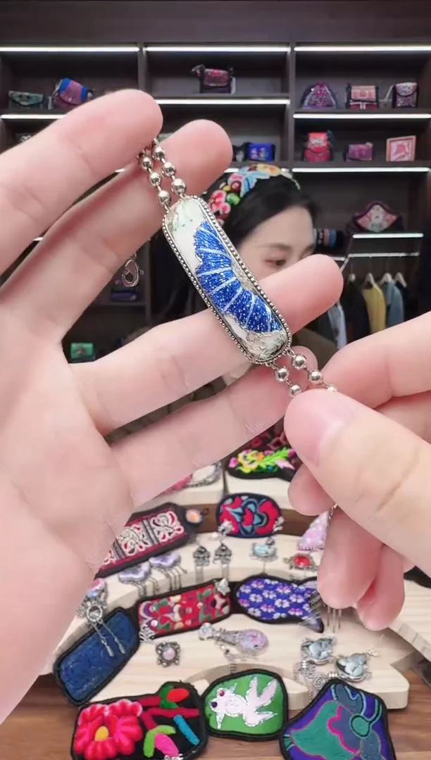 织绣18蒙阿苏苗绣传承店