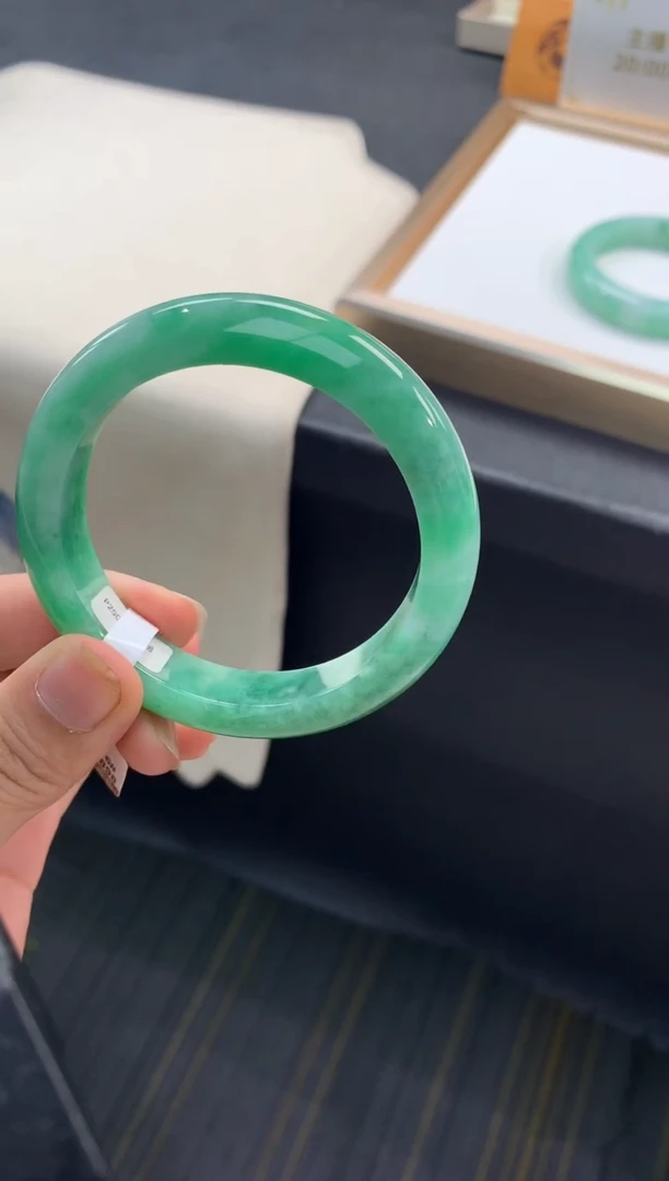未镶嵌手镯翡翠退货需手镯吊牌标签完好