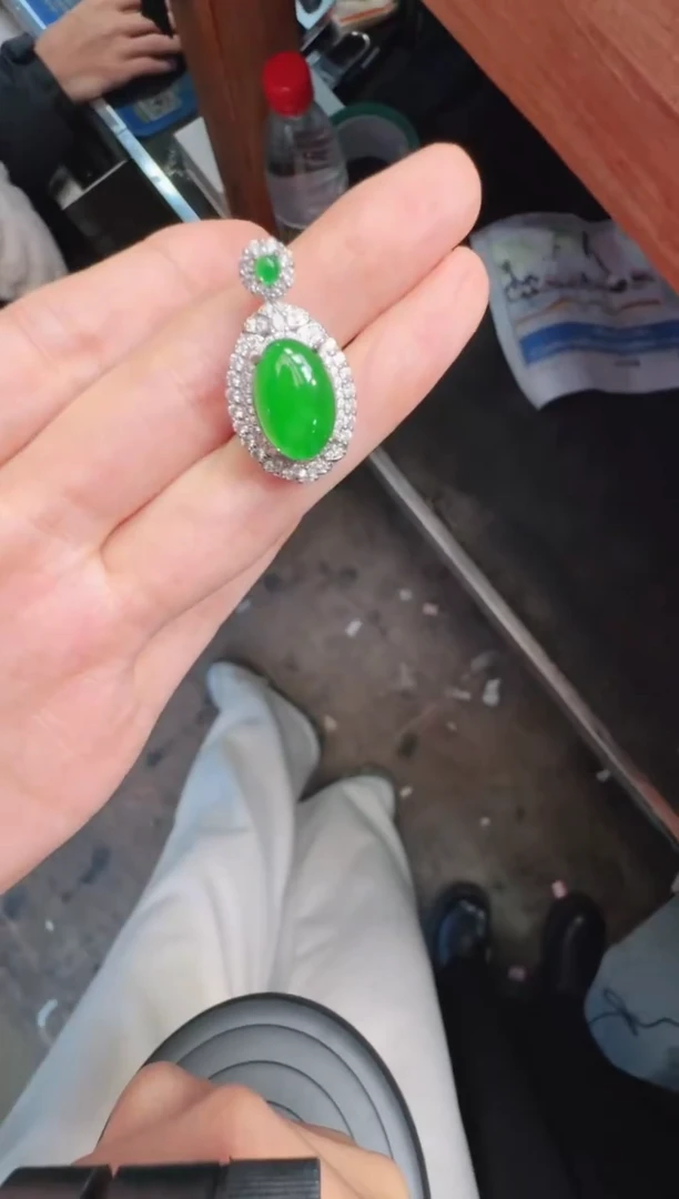 未镶嵌定制翡翠A货有轻微色差属于正常现象，鸽子蛋1