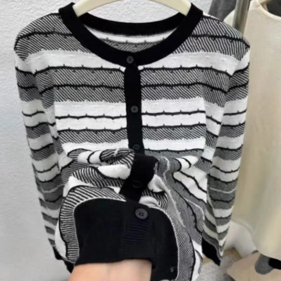 圆领单排扣条纹设计感打底针织衫女开衫春季新款气质韩版上衣B143