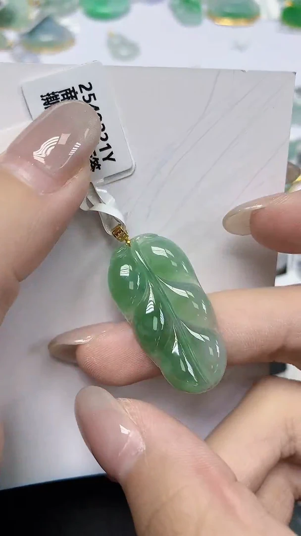 翡翠18K金镶嵌颈饰天然缅甸翡翠A货