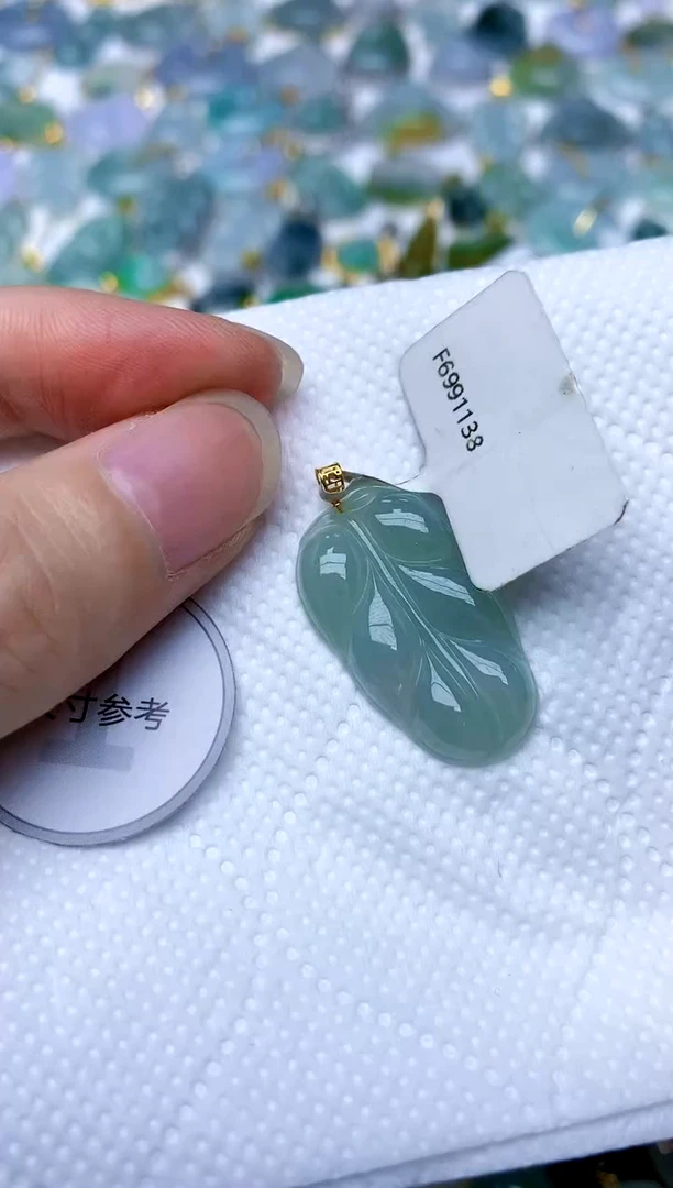 颈饰18K金镶嵌翡翠天然A货翡翠