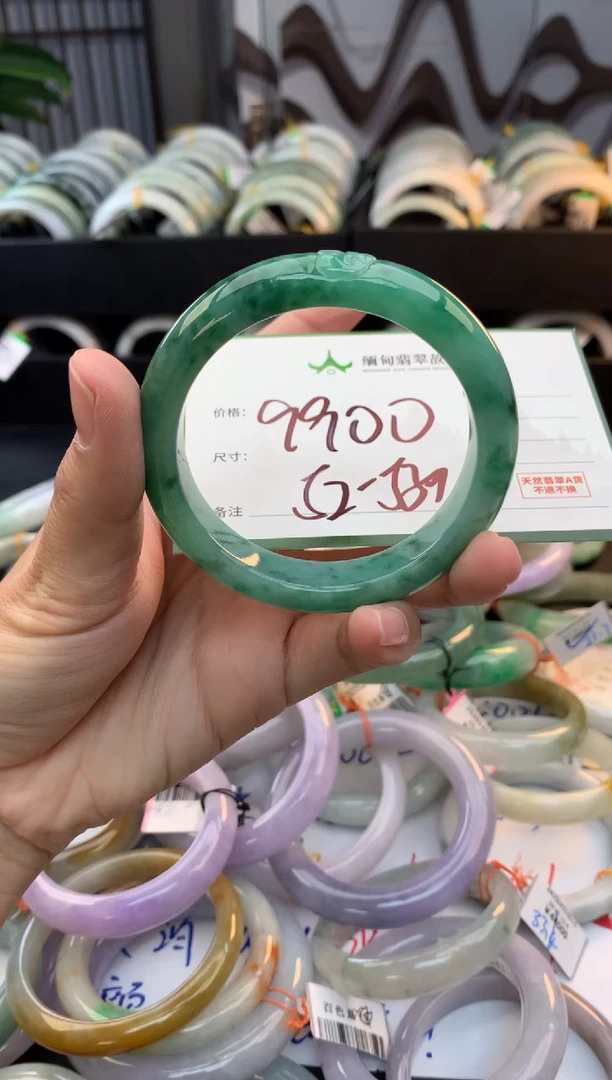 未镶嵌定制翡翠毛货需精细抛光+多人