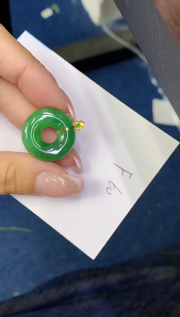 翡翠18K金镶嵌颈饰缅甸天然翡翠A货