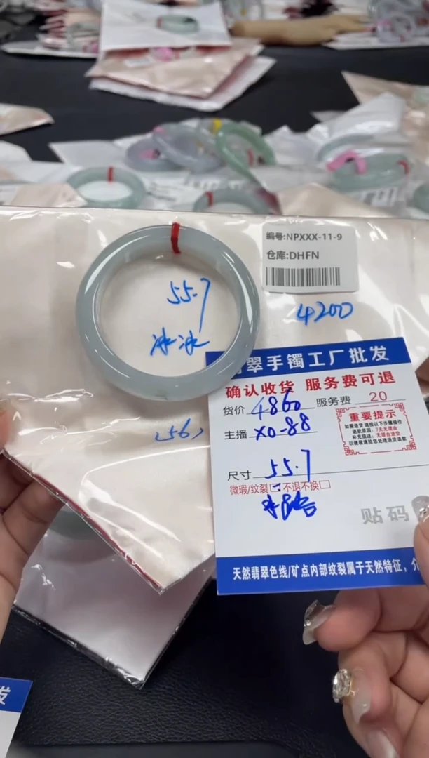 翡翠手镯未镶嵌t****团翡翠手镯