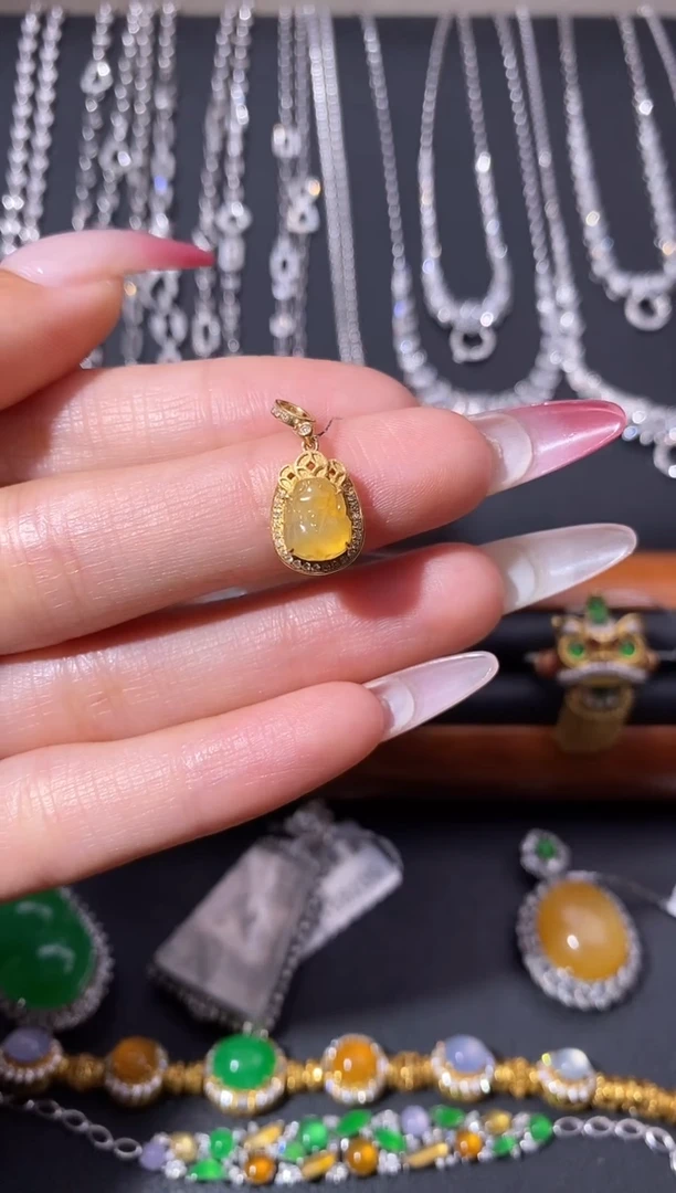 颈饰18K金镶嵌翡翠吊坠