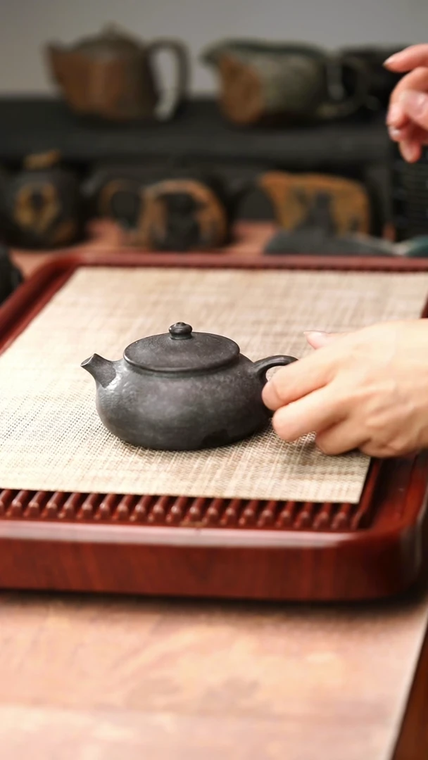 归玉堂冰碛岩重工雕刻透光鱼籽寒江壶200cc