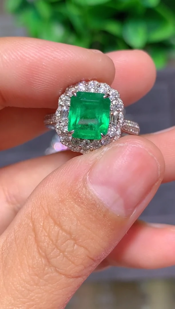 18K金镶嵌戒指祖母绿1.83CT