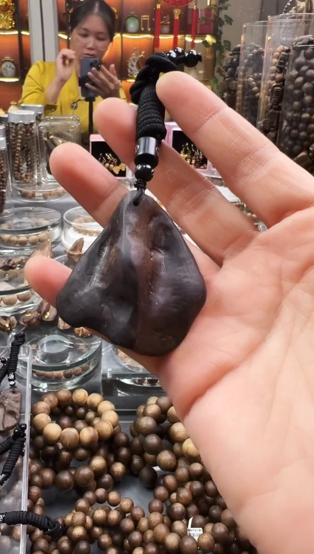 沉香吊坠凤**馨棋楠包壳雕刻