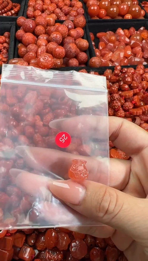 南红玛瑙未镶嵌颈饰1