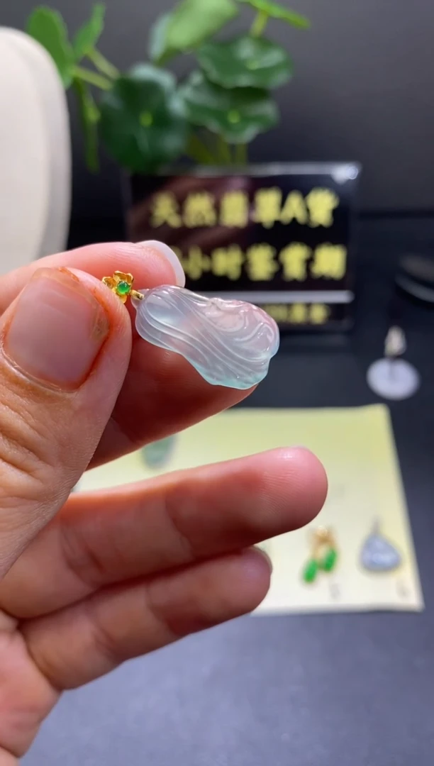 翡翠18K金镶嵌颈饰翡翠吊坠