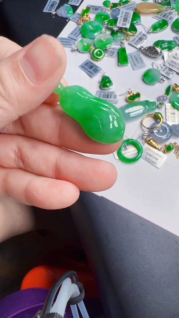 翡翠18K金镶嵌颈饰白菜