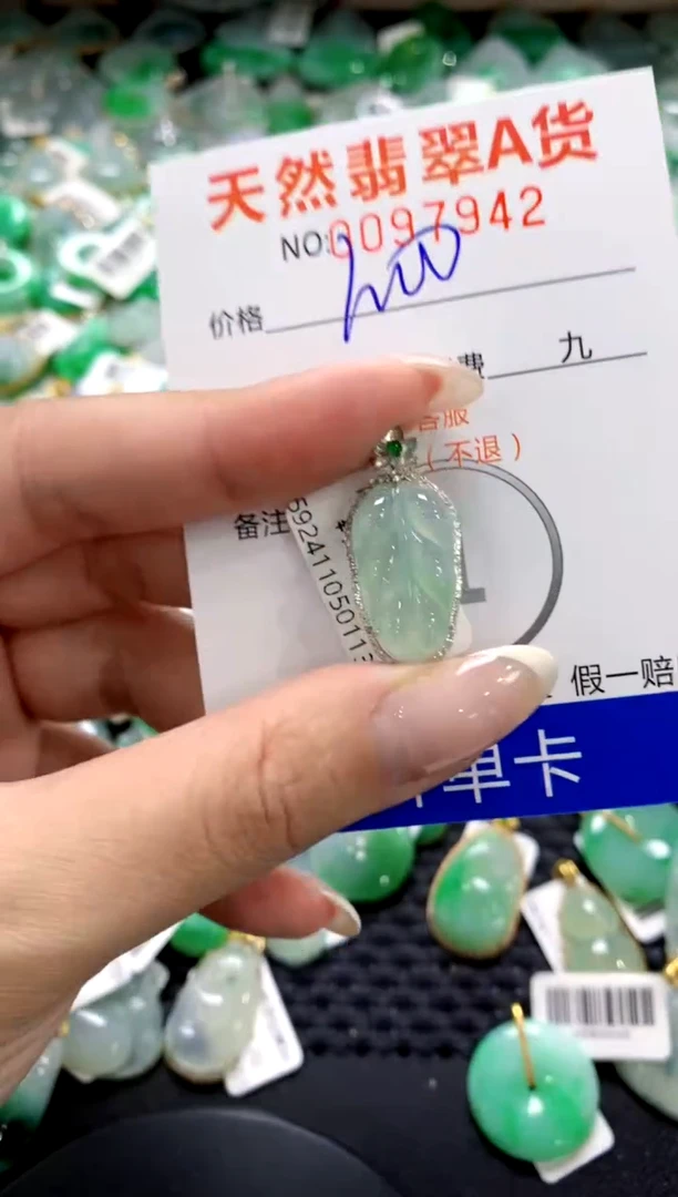 翡翠18K金镶嵌颈饰11111111111111111