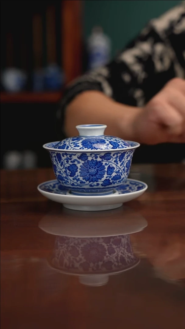 晓月窑青花缠枝盖碗