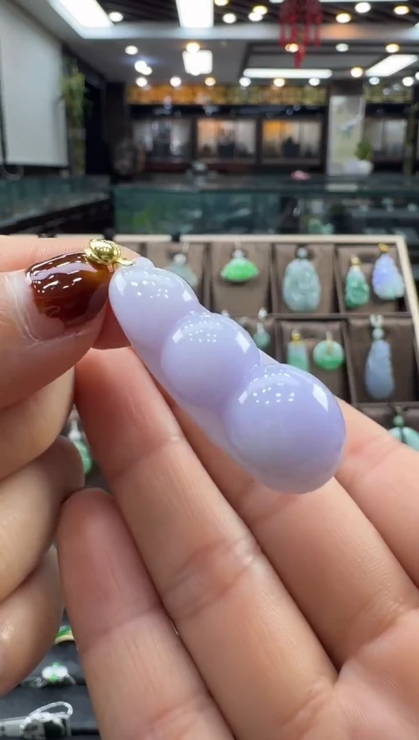 颈饰18K金镶嵌翡翠豆子