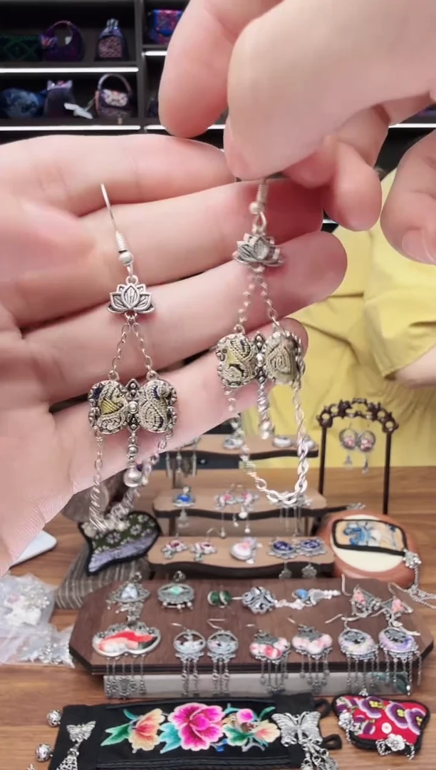 织绣172蒙阿苏苗绣传承店