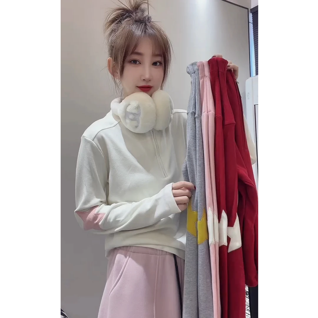 今年秋冬超火爆款穿搭2025新款韩版气质减龄设计星星立领T恤上衣