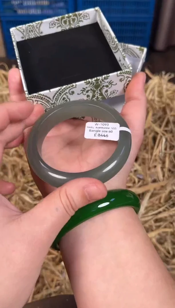 未镶嵌手镯石英质玉W1093