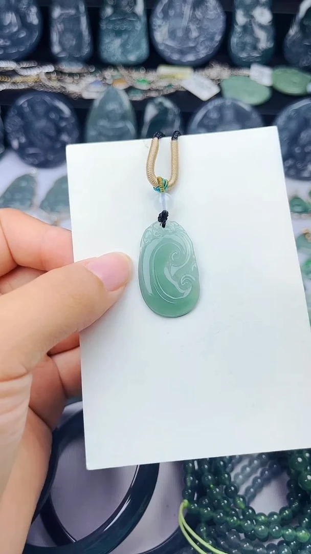 翡翠未镶嵌颈饰如意