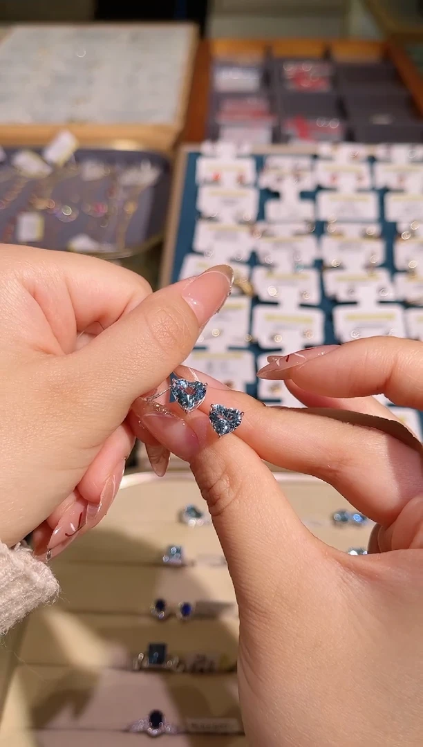 【闪购商品】海蓝宝石耳钉18K金镶嵌1.58ct海蓝宝爱心耳钉