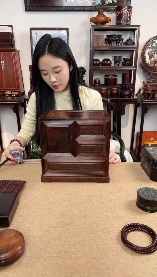 红酸枝木类成套家具一门三抽柜