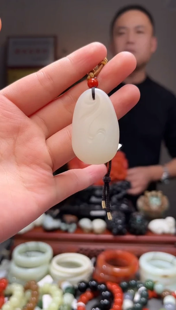 颈饰未镶嵌和田玉吊坠