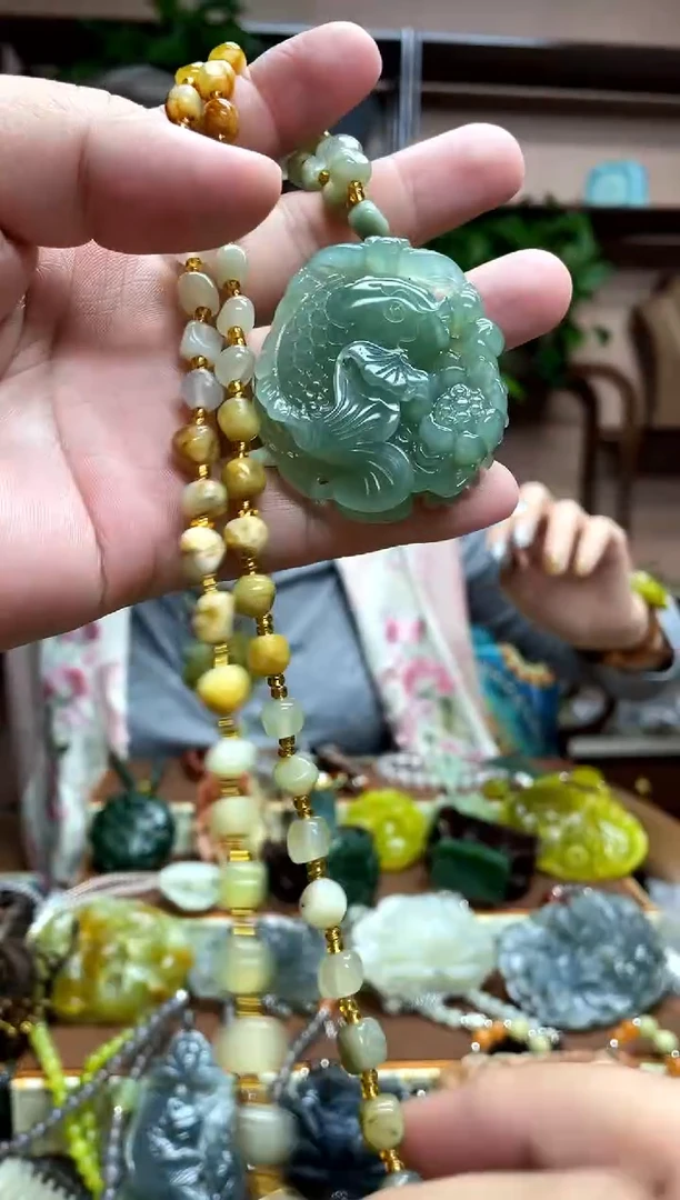 未镶嵌岫玉颈饰·