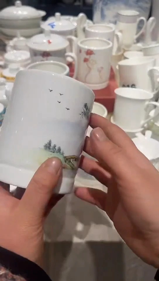 瓷隆达骨瓷笔筒1个