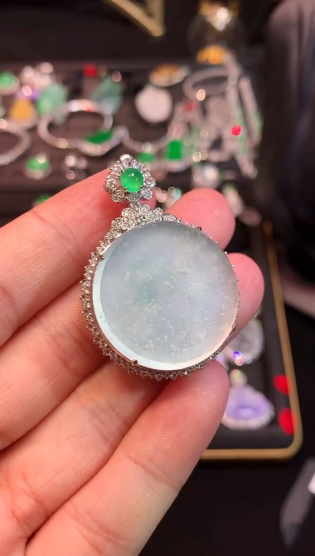 吊坠(赠链)18K金镶嵌翡翠玻璃种木纳雪花棉圆牌吊坠