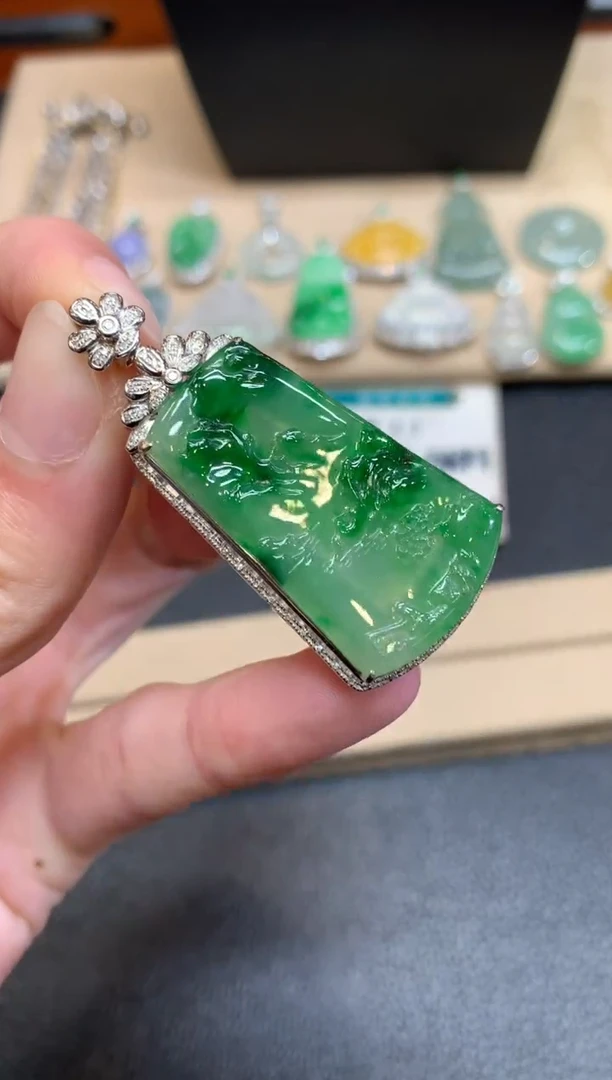 【闪购商品】翡翠颈饰18K金镶嵌无事牌【无服务费】