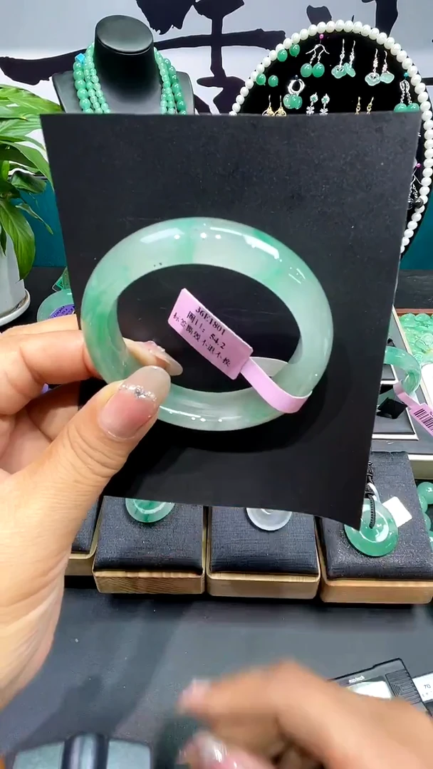 未镶嵌手镯石英质玉（非洲翠）手镯