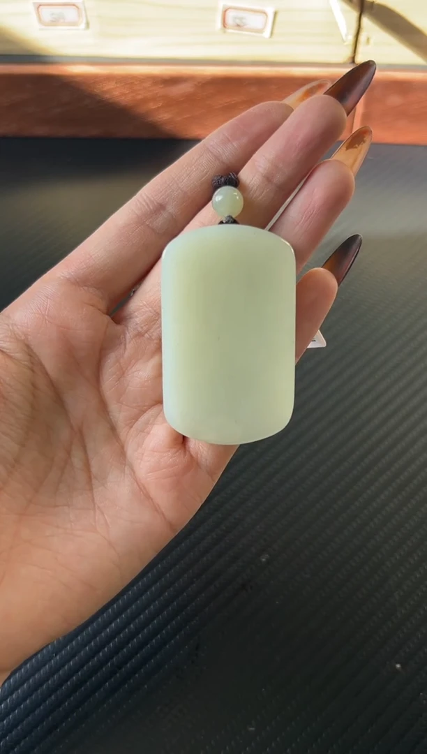 吊坠(赠链)未镶嵌和田玉且末微色差近2矿 吊坠sh