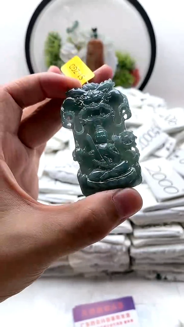 翡翠未镶嵌颈饰虚空藏