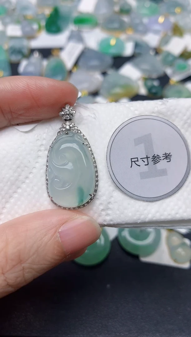 颈饰18K金镶嵌翡翠天然缅甸A货翡翠
