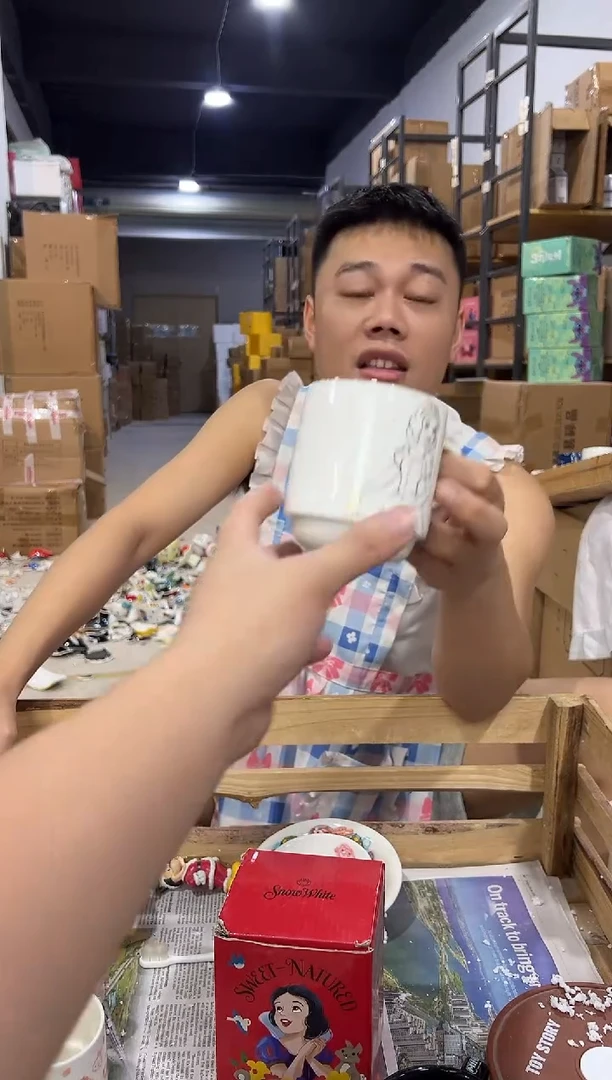 瓷片白色贝尔水杯